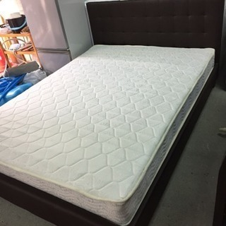 高級なダブルベッド マットレス付き