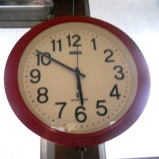 【差し上げます】　中古　赤いフレーム壁掛け時計　サイズ　直径約３...