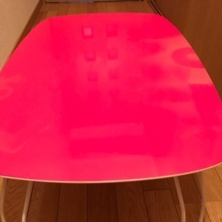 赤いテーブル(足が脆い)