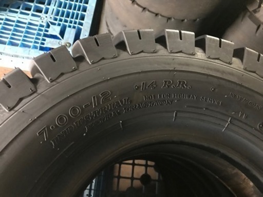 大幅値下げ ショップ 新品フォークリフトタイヤ 