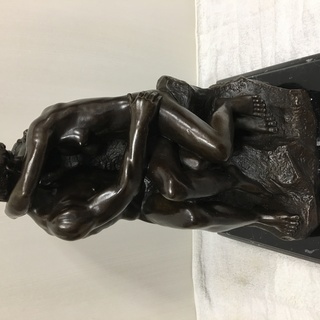 ロダンのブロンズ像「接吻」の複製品、横浜美術館で開催中の「NUD...