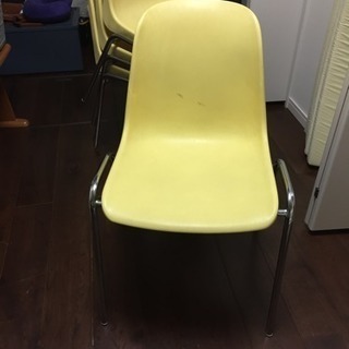 プラスチック製の黄色い椅子４点セット