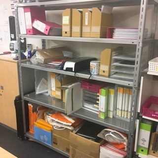 高級カジュアルオフィス用デスク、棚、キャビネットセット。その他椅子、スチール棚あり