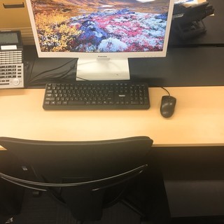 高級カジュアルオフィス用デスク、棚、キャビネットセット。その他椅子、スチール棚あり