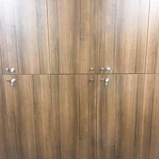 高級カジュアルオフィス用デスク、棚、キャビネットセット。その他椅子、スチール棚あり