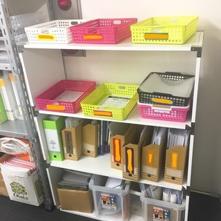 高級カジュアルオフィス用デスク、棚、キャビネットセット。その他椅子、スチール棚あり