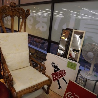 欧風調　王様イス　一人掛け　木彫り細工　アンティーク風　札幌　西岡発