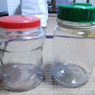 貯蓄ガラス瓶2種差し上げます。