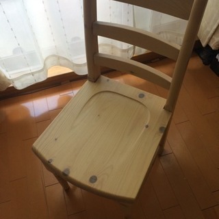 ナチュラルな木製椅子