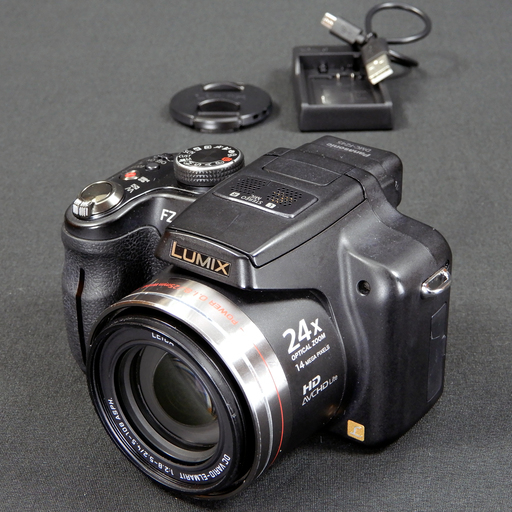 Panasonic Lumix FZ45 14.1MP デジタルカメラ ブラック 3.0inch TFT LCD ディスプレー ライカレンズ 光学24倍　Used