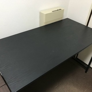 黒の机