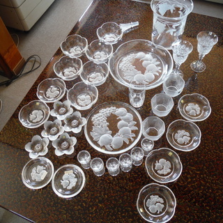 HOYA食器入りカリモク飾り棚