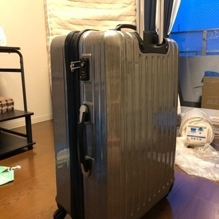 大容量スーツケースシルバー