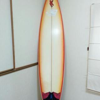 激安！オーストラリアのA級ブランドマイケルカンデスサーフボード！美品サーフボードです！購入時は、日本円で20万以上しました。まずは、messageくださいね～(*^^*)サーフィン、マリンスポーツの季節、初心者には、浮力あるテイクオフの早い板、中上級者には、ショートガンなのでサイズある波用にまずは、メッセージ下さい！なかなか手に入らないショートガンは、かっこいいですよ！