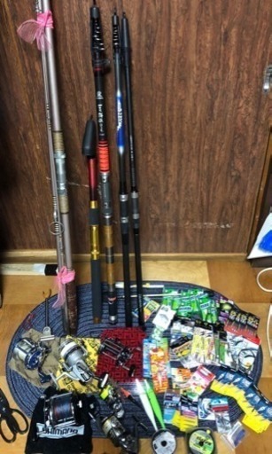 ☆釣り道具　大量まとめて☆リール・ルアー・釣り針／糸・ウキ・おもり他色々 釣り竿 10点セット グラスファイバー製 ロッド 釣り道具 一式