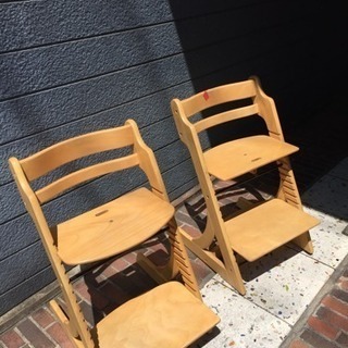 木製の椅子、２つ。