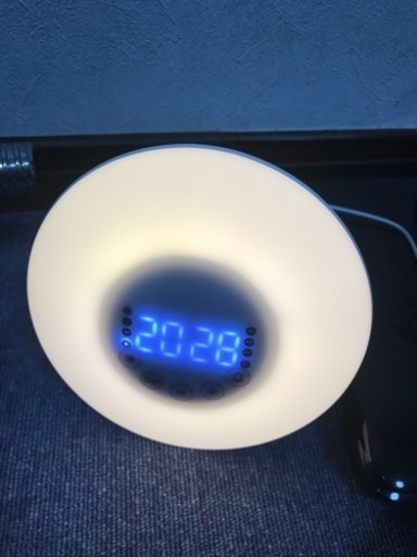 光 目覚まし 快眠ライト Wake Up Light ウェイクアップライト 朝日模擬光目覚ま 時計 ベッドサイドランプ 多色変換 アラーム＆スヌーズ機能付き 枕元のスタンド