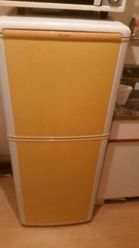 オレンジ色の２ドア冷蔵庫