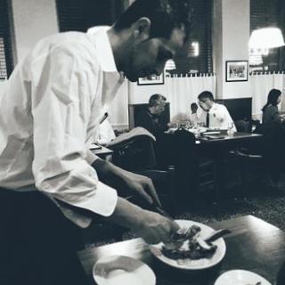 伊政府認定レストランでホールサービススタッフ大募集の画像