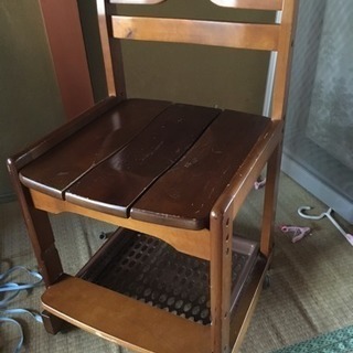 木製の椅子。