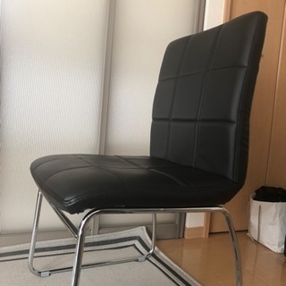 黒い革張りの椅子