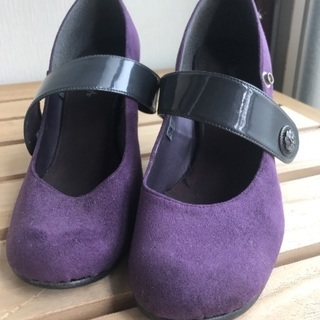 紫 パンプス