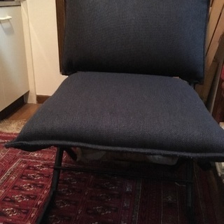 黒チョット低めの椅子、