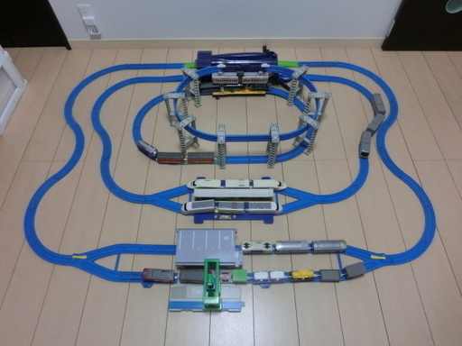 「懸垂式モノレール」「自動乗り換えステーション」「コンテナ積み下ろし」セット