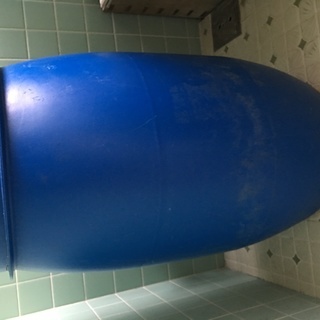 農業用水保管ポリ容器(青)＋ふたになる桶(白)＋運搬用ポリバケツ２個