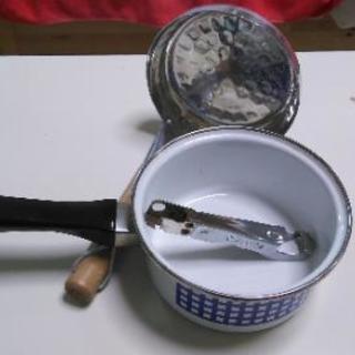 鍋(ミニサイズ)、缶切り/栓抜き、灰皿3つ
