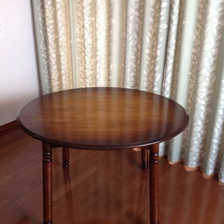 楕円形テーブルです。