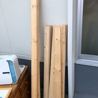 2×4の木材、2×4のジョイント、ベニヤ板 タダで譲ります