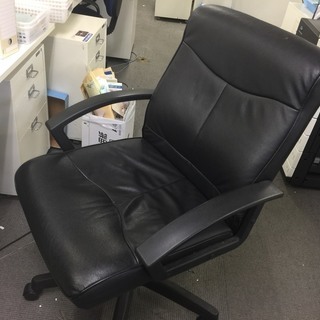 オフィス用の大きい黒の椅子