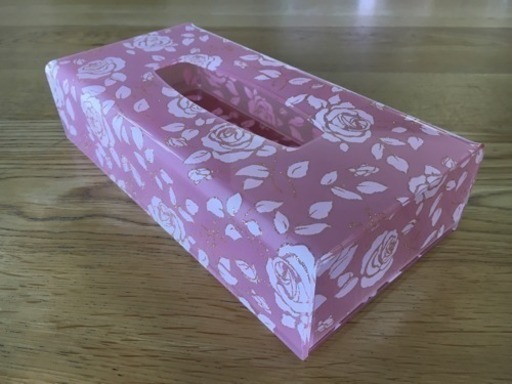 【新品未使用品】ティッシュケース（メタクリル樹脂製・花柄・ピンク色）