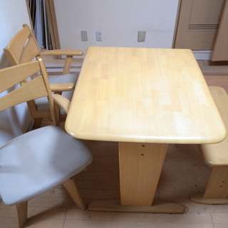 木製のダイニングテーブル・イス 4点セット