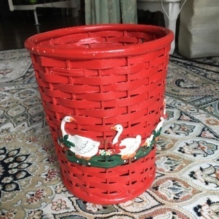 籠製のゴミ箱(ペイントで赤い)