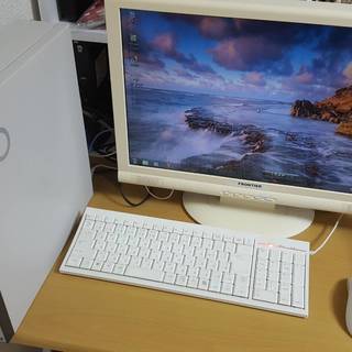 富士通　FMVDF2B0E1   デスクトップパソコン Win7...