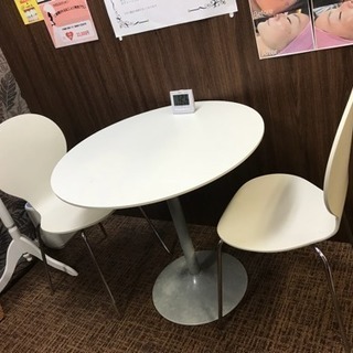 テーブルと椅子二個