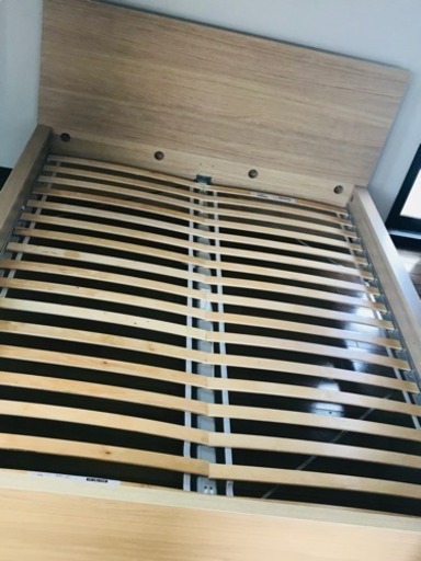 IKEAのクイーンサイズ ベッドフレーム