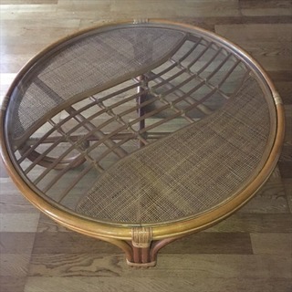 ガラス天板の丸い籐のテーブル