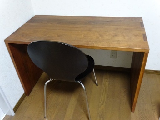 大川家具で買った机、ダブルデイで買ったいす。