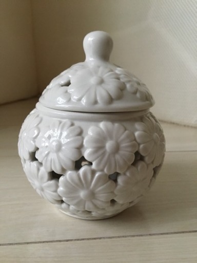 フランフラン 花模様の陶器の入れ物 ゆず 汐見橋の生活雑貨の中古あげます 譲ります ジモティーで不用品の処分 フランフラン 花模様の陶器の入れ物 ゆず 汐見橋の生活雑貨の中古あげます 譲ります ジモティーで不用品の処分