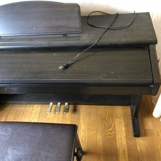 ピアノ、テーブル