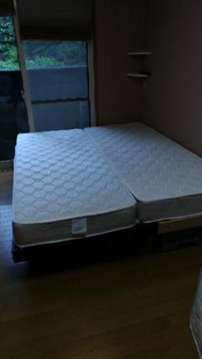清潔なセミシングルベッドを二つでクイーンサイズベッド
