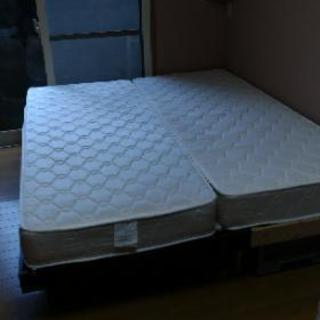清潔なセミシングルベッドを二つでクイーンサイズベッド