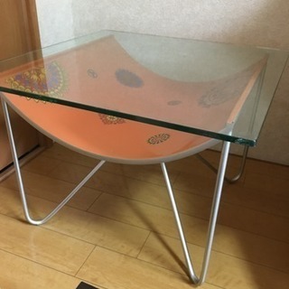 アジアンチックなガラステーブル