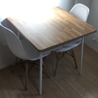 テーブルと椅子2脚のセット
