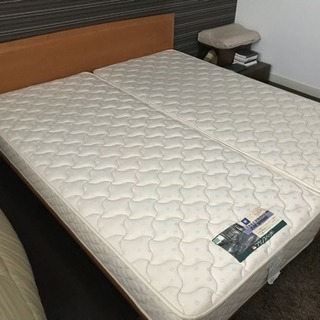 クイーンサイズのベッド