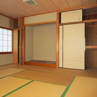 63坪8LDKの超大型物件。DIY、改装、転貸などOK。寮、シェアハウスなどの住居のみならず、事務所、介護施設、トランクルーム、倉庫など多目的で利用可能です。 − 群馬県