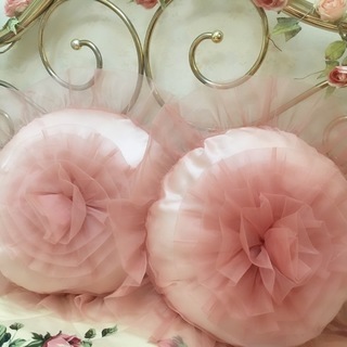 お取引者決定 ローズクッション2個 ピンク系 薔薇クッション 姫系 マロンチョコ ロープウェイ入口のファブリック カバー クッション の中古あげます 譲ります ジモティーで不用品の処分
